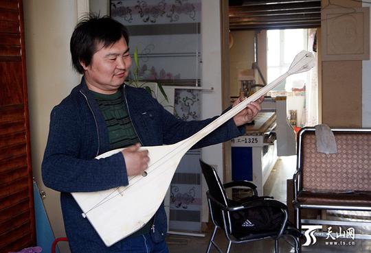巴图巴叶制作的蒙古族乐器-和静县创业能人巴图巴叶将蒙古族工艺走