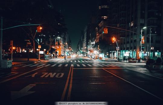 夜色下的城市街道夜景建筑高楼汽车灯光建筑景观摄影