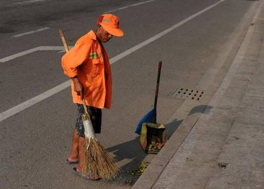 清洁工在路边休息遭人嫌弃摊主老板请你们离开不想挣你们钱