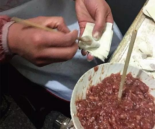 张孔亮接手馄饨店,依然像师傅那样,每天早上7点起床就开始调
