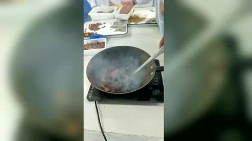 被厨师学院开除的女学生，转行创业卖中药，校长现在后悔了吗?