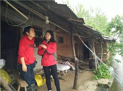 团风镇-岗村村民刘军是团风县第一位成功申请扶贫"小额创业贷款"的贫困