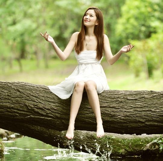 摄影分享:气质超凡脱俗白皙美女森林写真