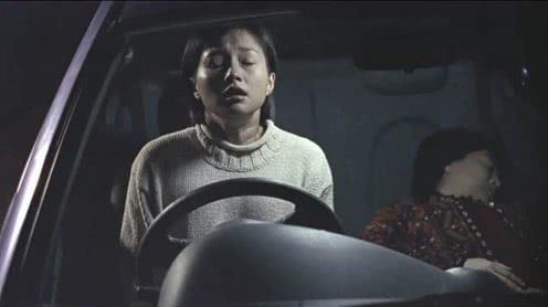 terry看见伯母晕倒，她却不敢开车，还好有鬼男友的鼓励