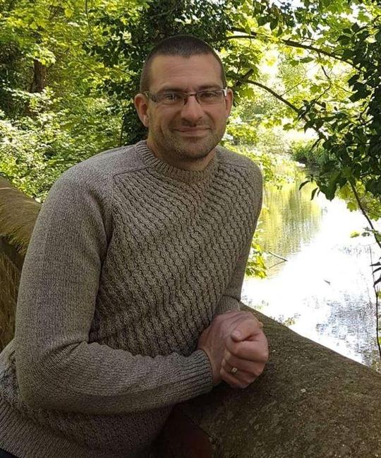 英男子不愿分手，谎称自己患癌，每天吞药20粒，还要女友带去化疗
