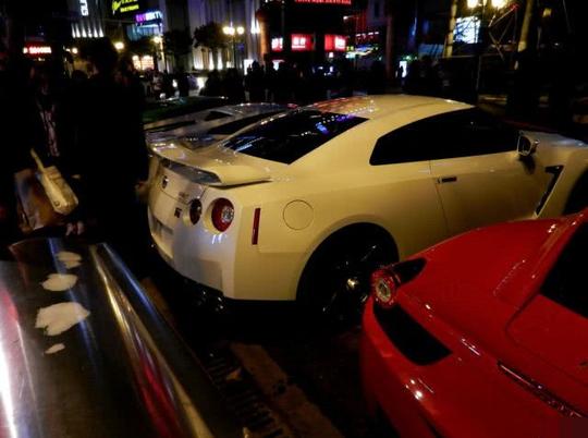 北京工体酒吧的红旗l5，车牌“京a”开头，旁边全是保镖
