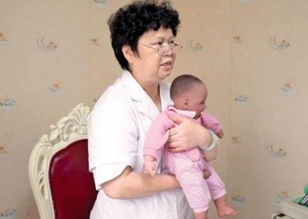 新妈妈抱宝宝