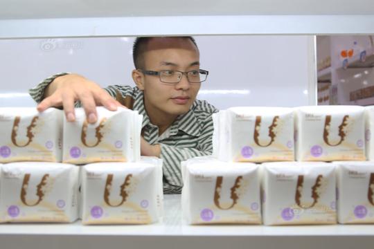 大学男生毕业后卖卫生巾创业