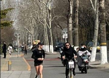 谷爱凌跑步被拦强行合影图片