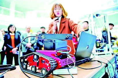 2013年毕业于美国明尼苏达大学经济学专业,并于当年回到家乡创业,任