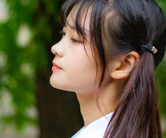 校园清纯美少女，甜美可人，尽显甜美气息