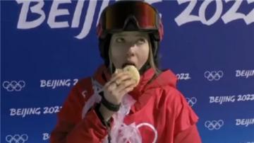 谷爱凌爱吃馅饼被CUE可爱图片