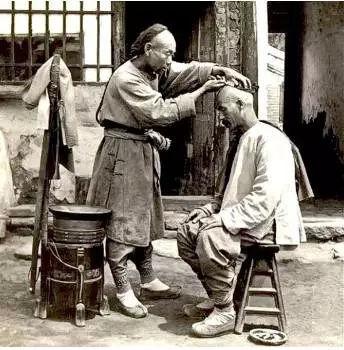 马云+王健林都没他有钱!16岁创业的剃头匠却在100年前成首富