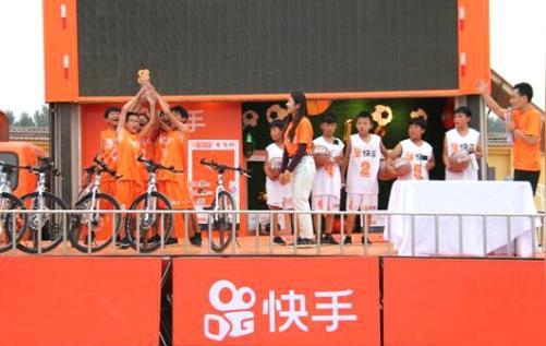 快手科技以帮助员工圆家乡梦为牵引,将心愿车开进员工家乡,为家乡的