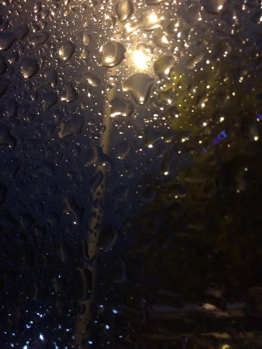 雨中的路灯