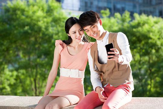 年轻情侣自拍_图片大全—全景创意图库（quanjing.com）中国领先的正版图片视频素材网站
