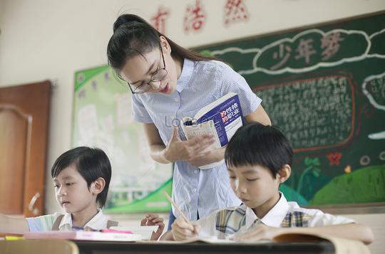 上课时老师在辅导学生认真学习