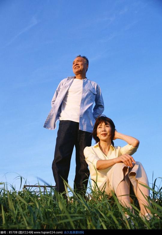 绿草地上的老年夫妇度假时光高清图片_老人图片_图片