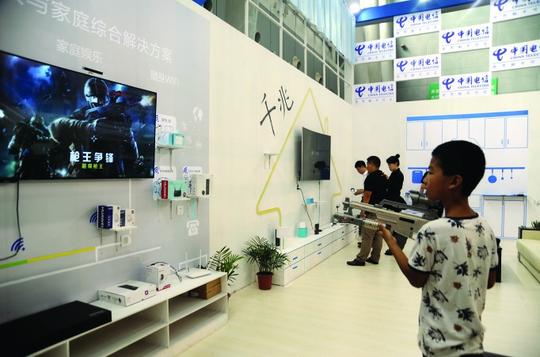 在中国电信千兆智慧家庭生态馆,小朋友饶有兴趣地打游戏