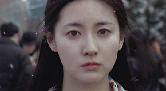 出道就与刘德华合作，却小三上位嫁“豪门”?49岁复出美成少女