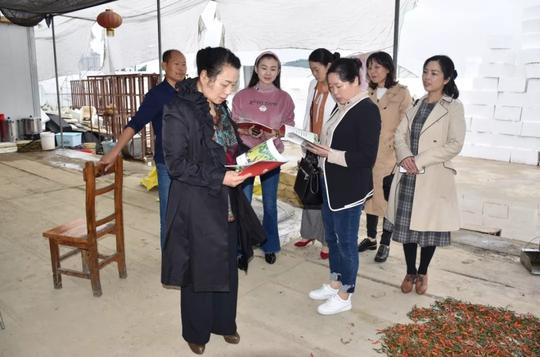 (市妇联一行详细了解巾帼示范基地申报企业的特色产品与创业经历)