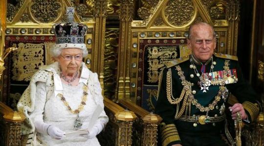 英国女王头戴两斤重皇冠发表演讲