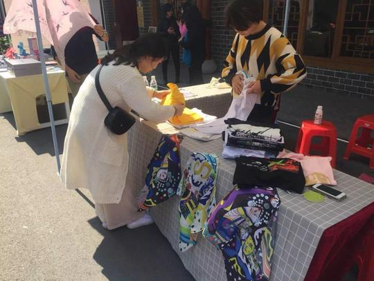 建筑与艺术学院学生原创文创商品佛山开市实战推动创新创业教育