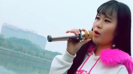 姑娘湖边唱一首《一曲相思》，旋律很美，被她的歌声给吸引了