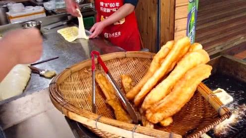 你看懂了吗油条老板真会做生意两根为一根买的你晕头转向