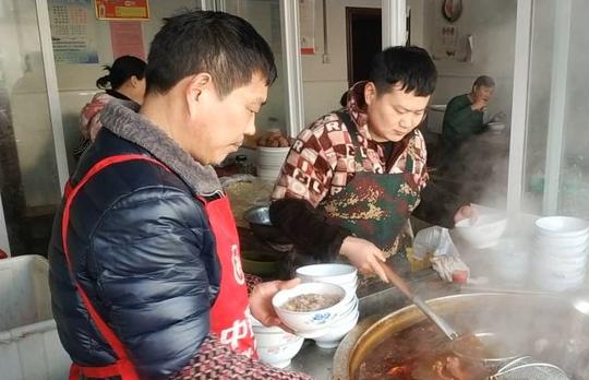 农村大叔镇上开店卖牛肉汤每天卖上千碗1年就能赚辆宝马车