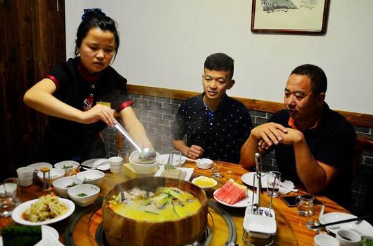 农民工进城创业,将四川名吃"木桶鱼"引进邯郸!