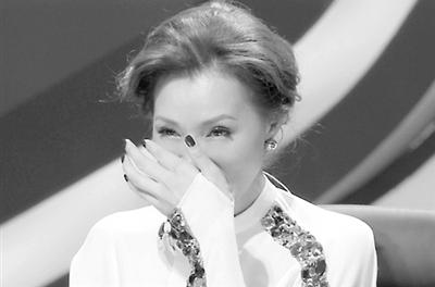 "令人不解的是,当镜头调向评委时,董卿的双眼已经被泪水浸湿,情难自控