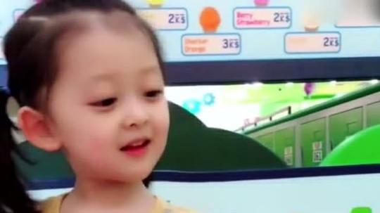 妞妞还学会做生意了，在这卖冰淇淋呢真是个小戏精