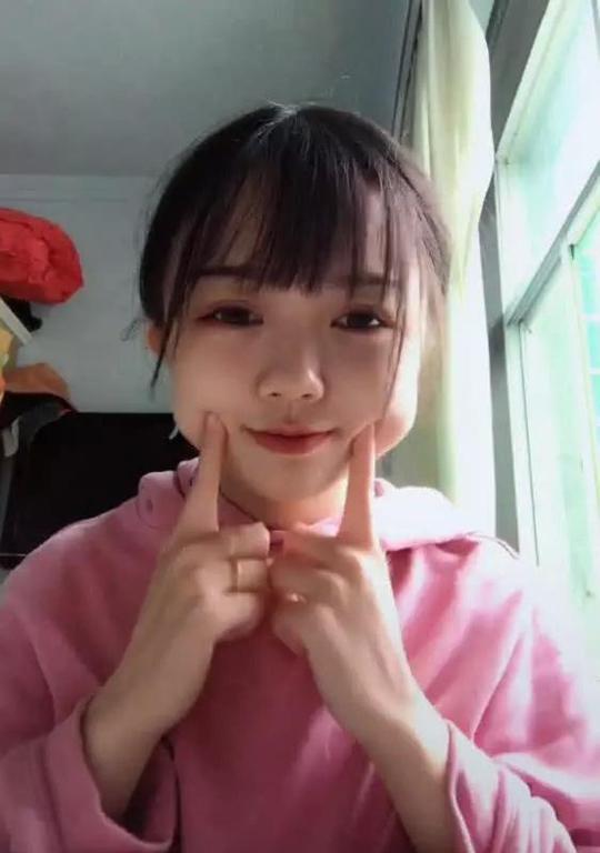 抖音妹子哭诉自己脸太胖,关掉美颜后,网友:心都萌化了