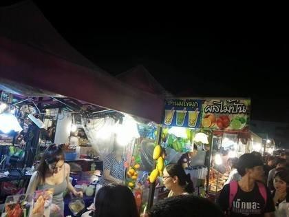 泰国夜市美女老板爆红网友：想去朝圣