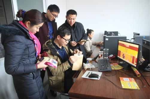 图为33团团委和创业青年一起咨询电商,产品包装等问题.