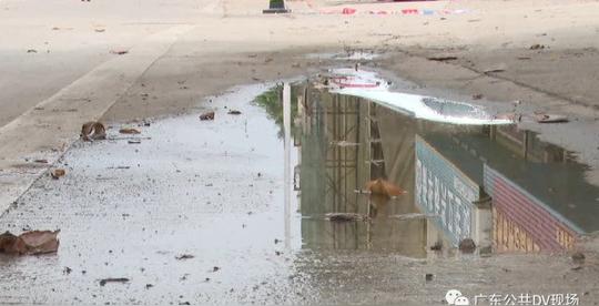 女子雨天路灯旁倒地身亡，街坊称附近一年前就疑有漏电
