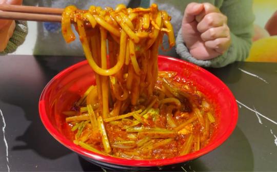 创业米粉店老板手把手教你炒米粉