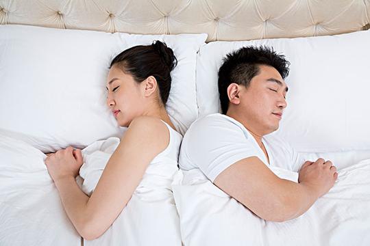 夫妻在卧室休息_图片大全—全景创意图库（quanjing.com）中国领先的正版图片视频素材网站