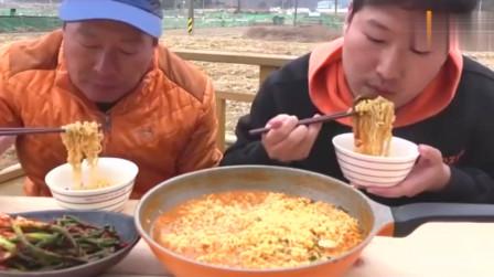 《韩国农村美食》腌葱配上拉面，呼噜噜大口吃泡面才香!