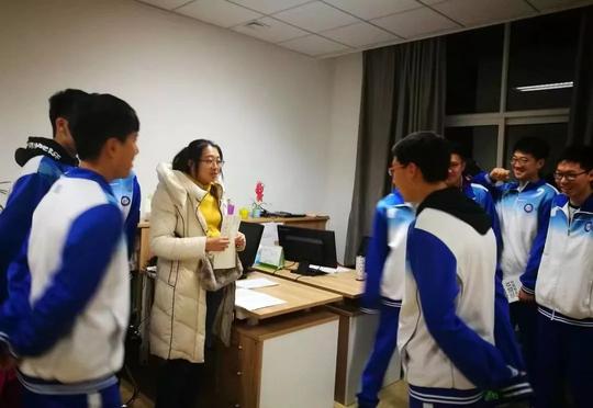 亦或是在晚自习期间,与同学们一起交流学习与生活的感悟.