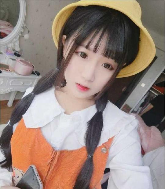 小编当时一刷快手热门全是模仿杨清柠的,小编脸盲都快认不出是真是假