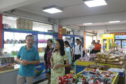参观福建信息职业技术学院校内学生创业超市(永辉超市)