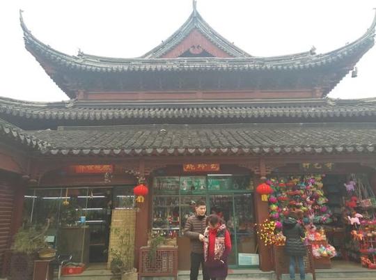 东市出口处的一家银饰店铺,看上去规模不小,生意不错的样子.