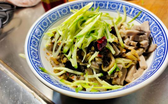 山西老祁在家做酸菜灌肠，酸辣好吃营养健康，又能当菜又能当饭