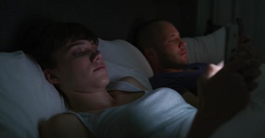 4k晚间卧室男女看手机_4096x2160_高清视频素材下载