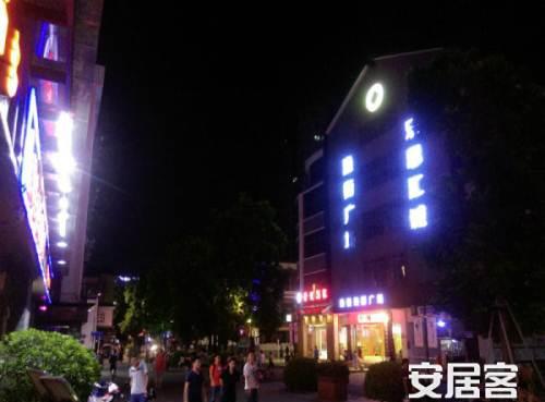 5万/月有外摆,人流旺,深夜川流不息,夜宵氛围非常好,此处适合做大型