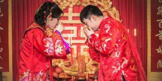 女儿嫁农村我倒贴20万，婚礼上亲家一句话，让我再陪嫁25万