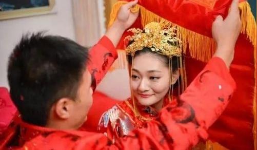 生意破产，男人给老婆情人分别打电话，看到来人，男人蒙了