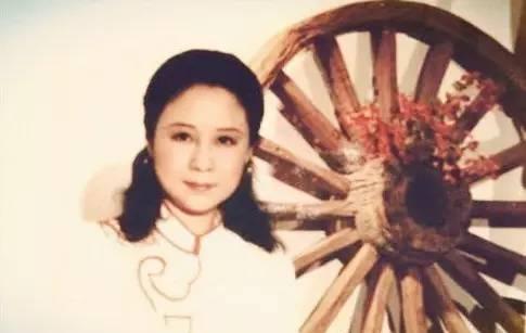 她师生恋,自杀,当小三,最终成为言情女王,她的故事也堪称一部言情大剧